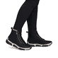 Schwarze Rieker Damen Schnürstiefel 45920-01 mit markanter Anflechter-Naht. Schuh am Fuß.