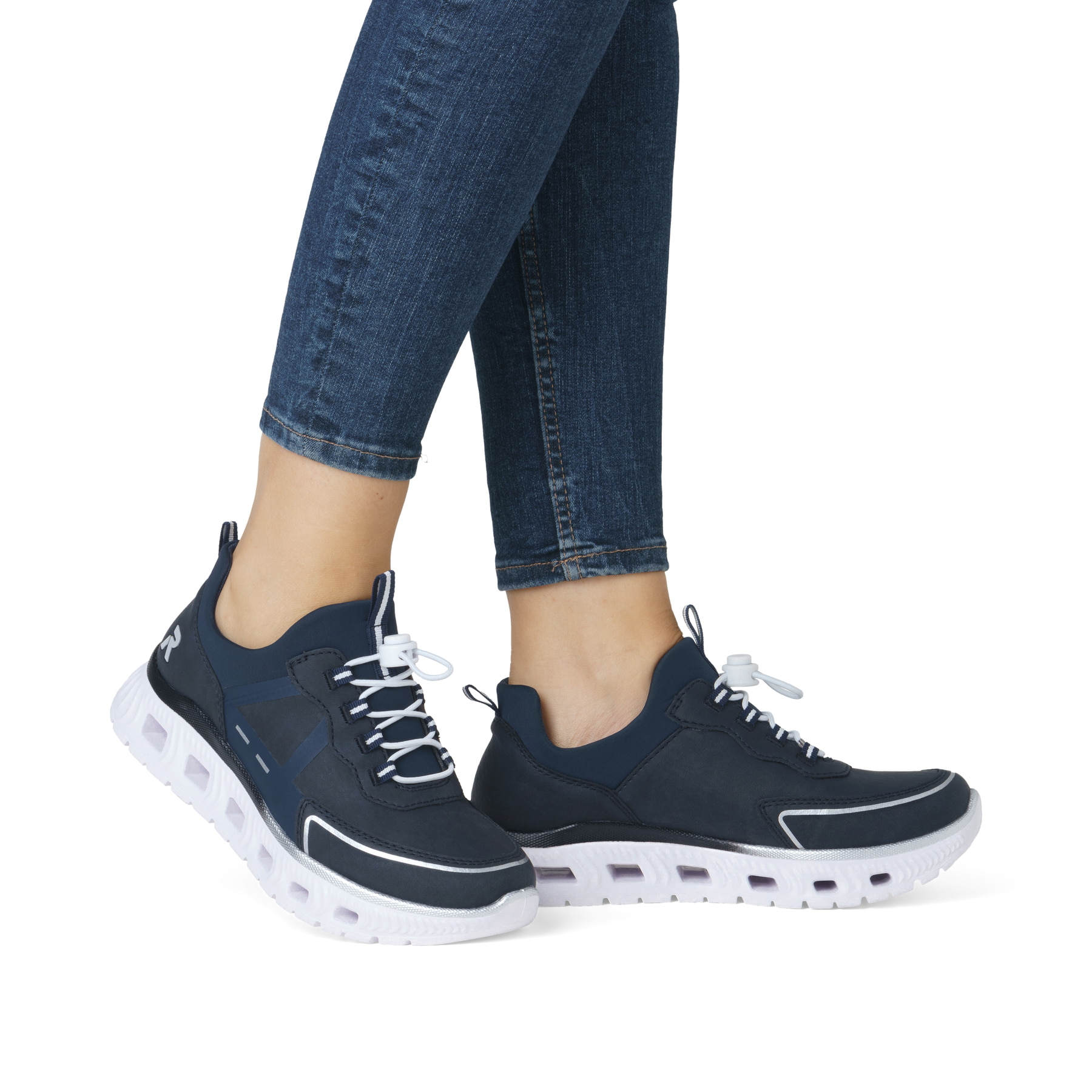 Baskets basses Rieker bleues végétaliennes pour femme M6062-14. Chaussure au pied.