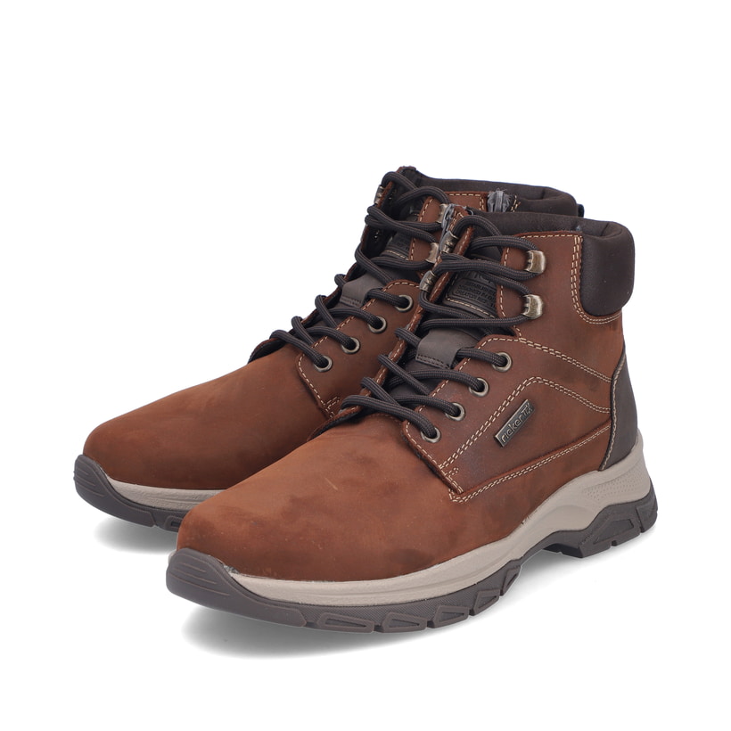 Braune Rieker Herren Schnürstiefel 30241-22 aus Rauleder. Schuhpaar seitlich schräg.