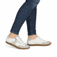 Weiße Rieker Damen Sneaker Low L9700-80 mit einem Reißverschluss. Schuh am Fuß.
