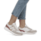Beige Rieker Damen Sneaker Low W0607-80 mit leichter und griffiger Sohle. Schuh am Fuß.