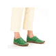 Grüne Rieker Damen Slipper M2852-52, Barfußschuhe mit einem Gummizug. Schuh am Fuß.