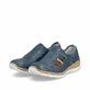 Blaue Rieker Damen Slipper N4264-14 mit einem Gummizug. Schuhpaar seitlich schräg.