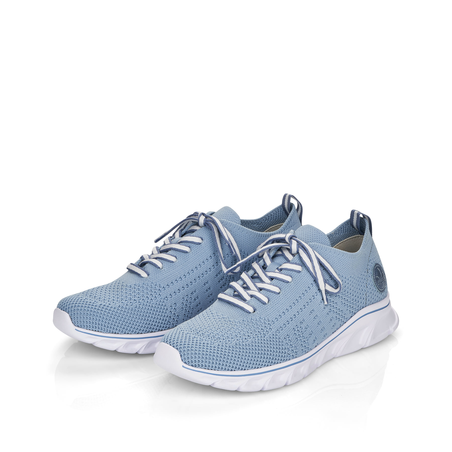 Blaue Rieker Damen Sneaker Low 54020-12 mit ultra leichter und flexibler Sohle. Schuhpaar seitlich schräg.