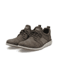 Braune Rieker Herren Slipper 11351-25 mit Gummizug sowie der Komfortweite G 1/2. Schuhpaar seitlich schräg.