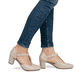Beige Rieker Pumps 41087-60 mit einer Schnalle sowie extra weicher Decksohle. Schuh am Fuß.