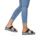 Schwarze Rieker Damen Pantoletten V0228-01 mit einem Klettverschluss. Schuh am Fuß.