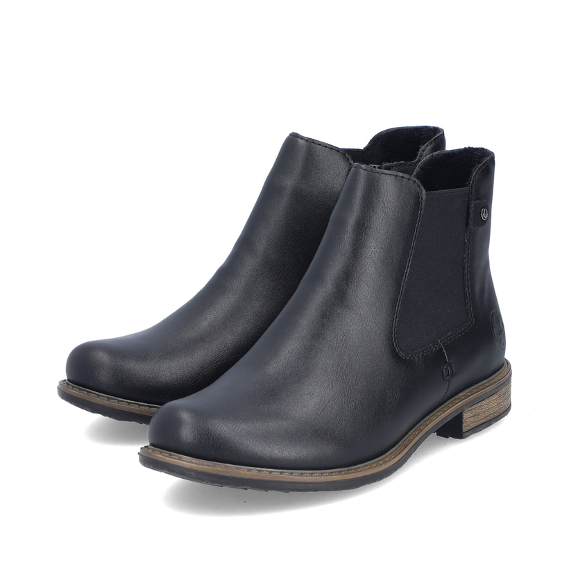 Schwarze Rieker Damen Chelsea Boots 74854-00 mit einem Reißverschluss. Schuhpaar seitlich schräg.