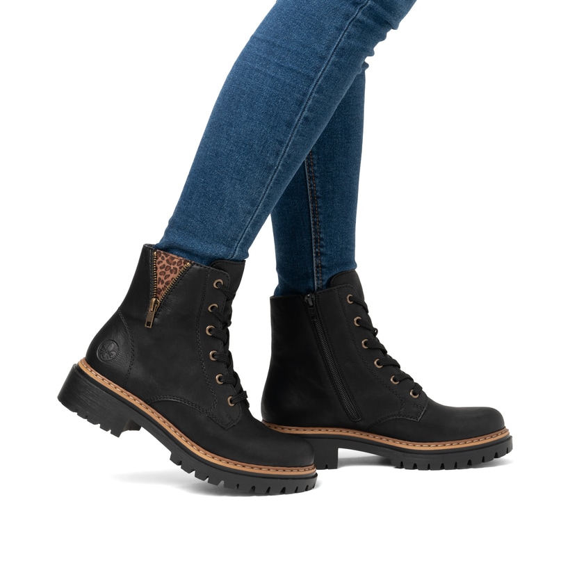 Biker Boots Rieker noires pour femme 72617-00 avec imprimé léopard. Chaussure au pied.