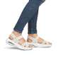 Beige vegane Rieker Damen Trekkingsandalen W3152-60 mit einem Klettverschluss. Schuh am Fuß.
