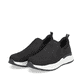 Schwarze Rieker Herren Slipper B5062-00 mit Elastikeinsatz sowie Löcheroptik. Schuhpaar seitlich schräg.
