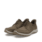 Braune Rieker Herren Slipper 03656-24 mit easy Hineinschlüpf-Möglichkeit. Schuhpaar seitlich schräg.