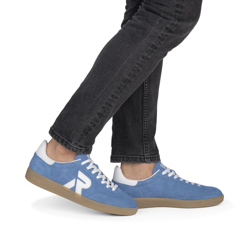 Baskets basses Rieker bleues pour homme U2200-12 avec lacets. Chaussure au pied.