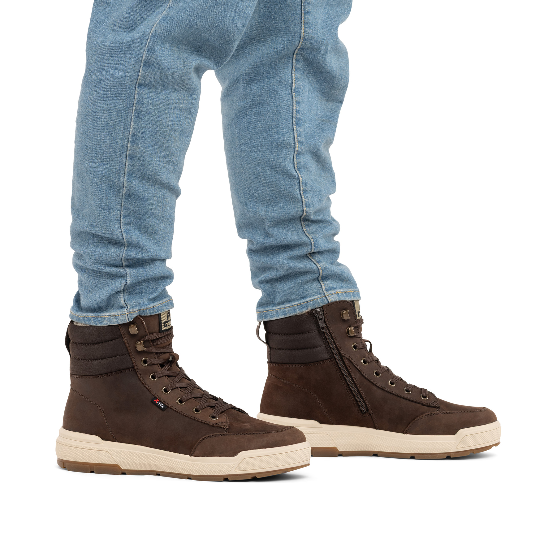 Dunkelbraune Rieker Herren Schnürstiefel U0071-25 aus Rauleder. Schuh am Fuß.