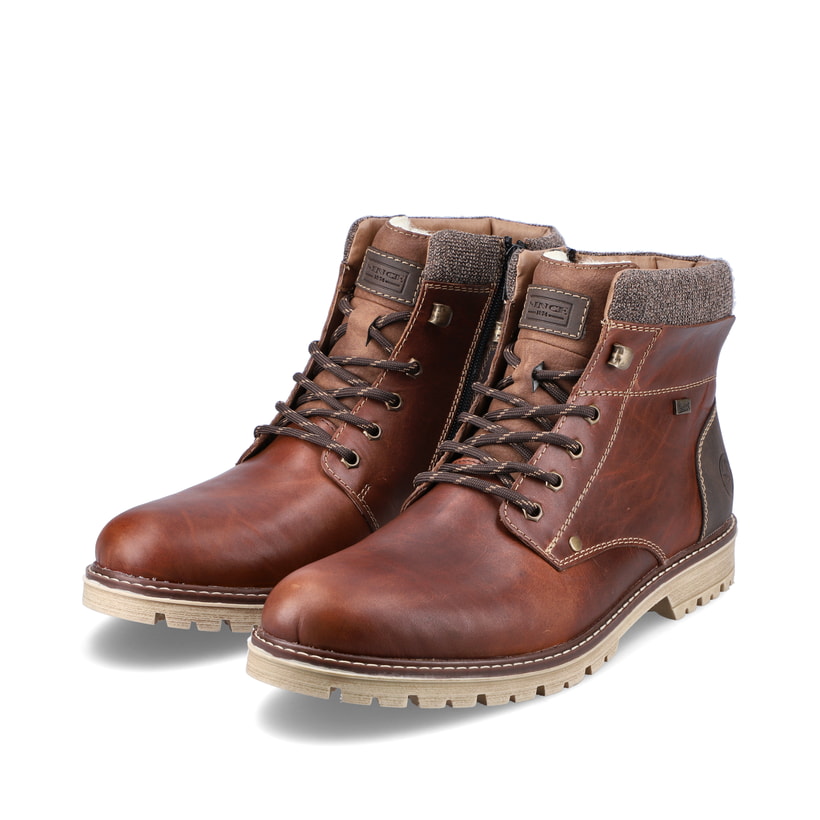 Kastanienbraune Rieker Herren Schnürstiefel F3641-23 mit einer robusten Profilsohle. Schuhpaar schräg.