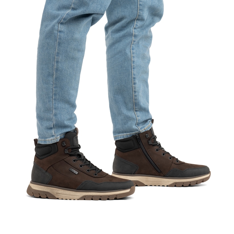 Schwarz-dunkelbraune Rieker Herren Schnürstiefel B9310-24 aus Rauleder. Schuh am Fuß.