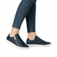 Baskets basses Rieker bleues pour femme N0900-14 en cuir lisse. Chaussure au pied.