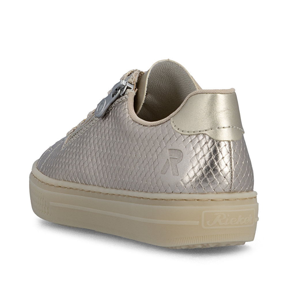 Baskets basses Rieker métalliques pour femme L5955-90 en cuir lisse. Chaussure vue de l'arrière.