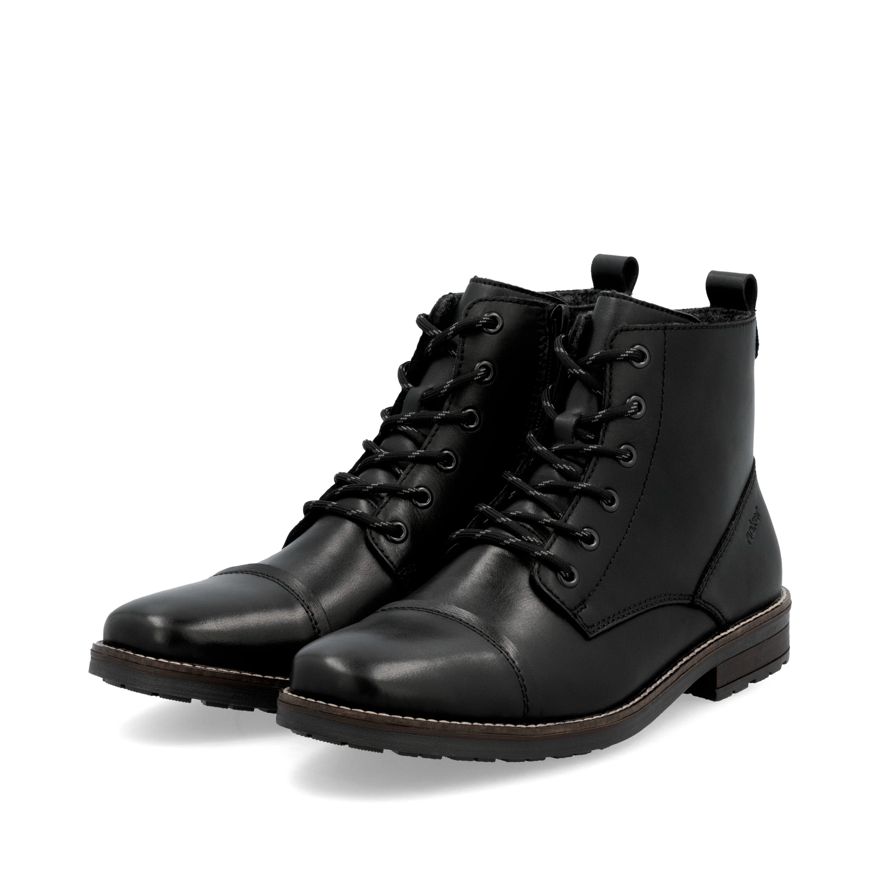 Graphitschwarze Rieker Herren Schnürstiefel 33205-00 mit Schnürung und Reißverschluss. Schuhpaar schräg.