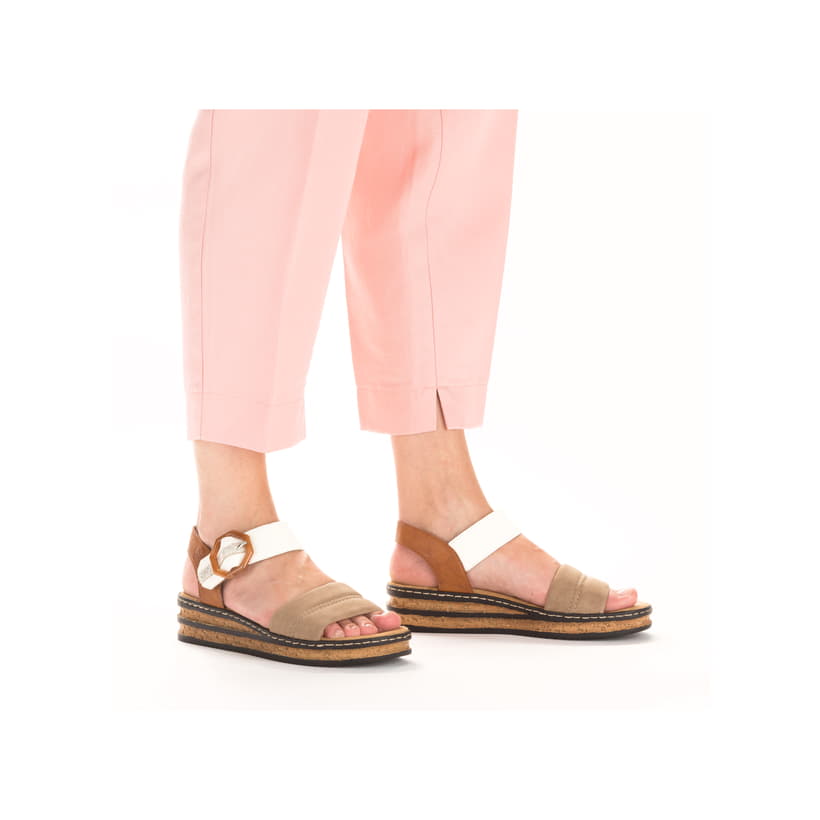 Beige Rieker Keilsandaletten 62964-90 mit einem Klettverschluss. Schuh am Fuß.