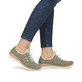 Grüne Rieker Damen Slipper N42G0-52 mit Deko-Reißverschluss sowie einem Gummizug. Schuh am Fuß.
