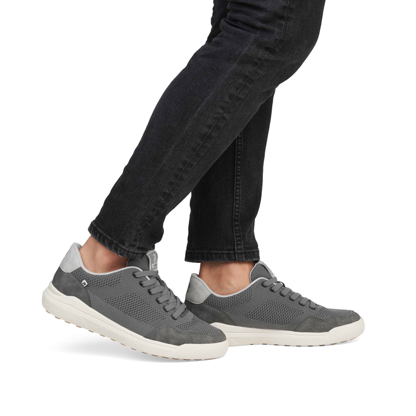 Graue Rieker Herren Sneaker Low U1104-45 mit einer Schnürung. Schuh am Fuß.