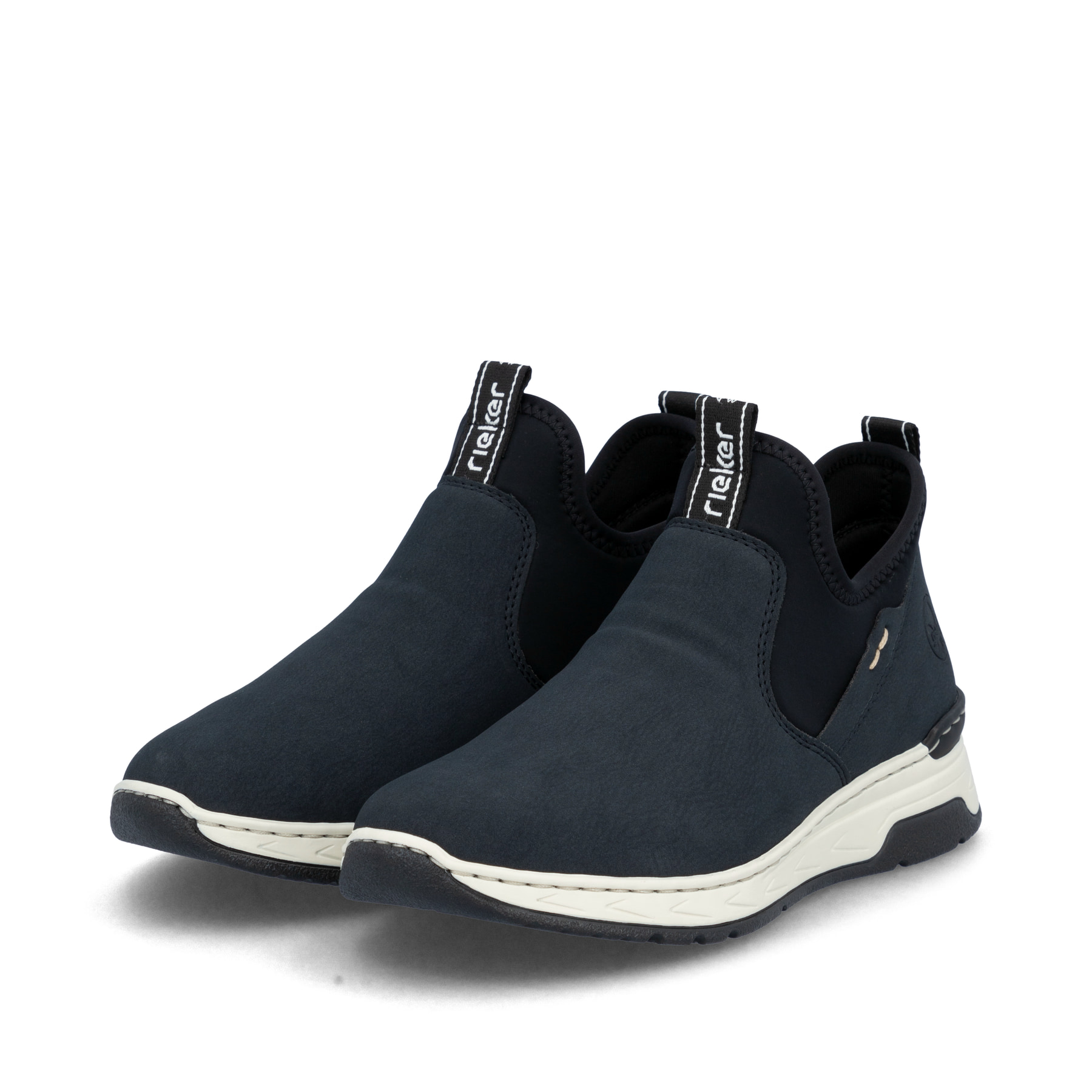 
Marineblaue Rieker Damen Slipper M0053-14 mit einer schockabsorbierenden Sohle. Schuhpaar schräg.