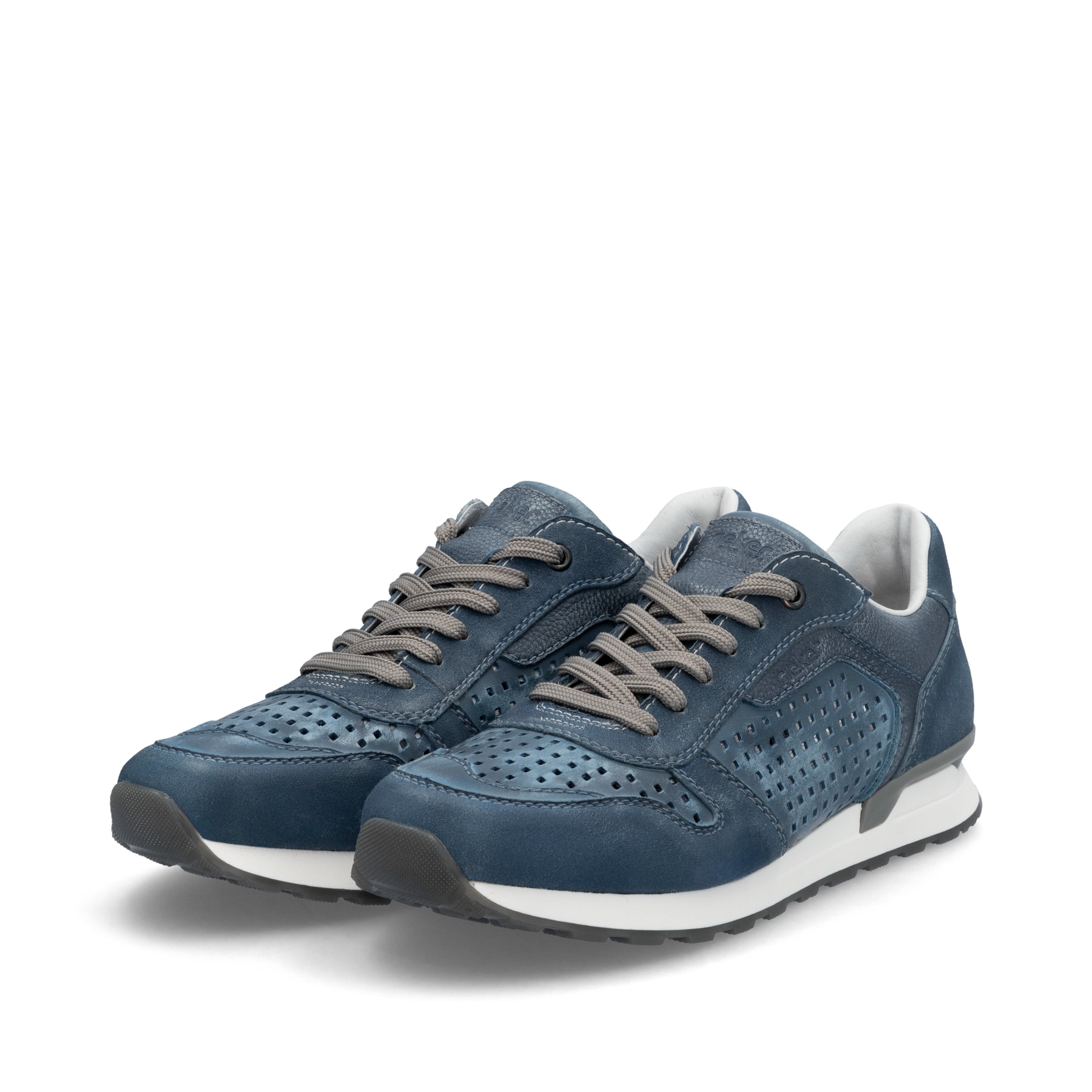 Blaue Rieker Herren Sneaker Low U0312-12 mit Schnürung sowie Komfortweite G 1/2. Schuhpaar seitlich schräg.