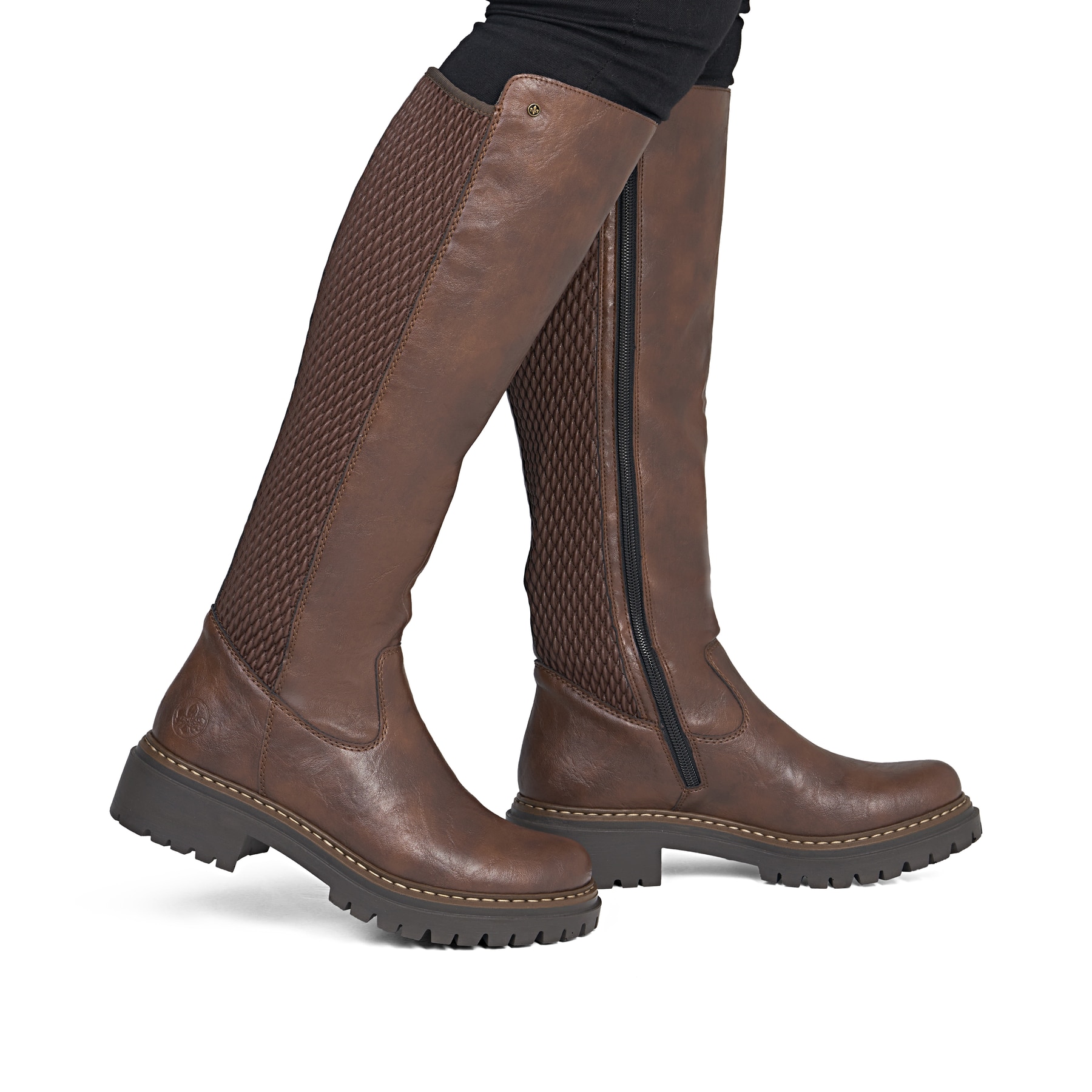 Braune Rieker Damen Hochschaftstiefel 72657-22 mit einem Reißverschluss. Schuh am Fuß.