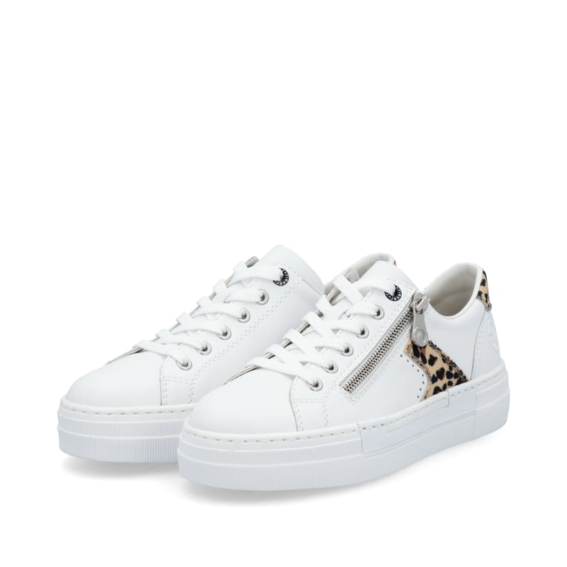 Weiße Rieker Damen Sneaker Low N4924-81 mit einem Reißverschluss. Schuhpaar seitlich schräg.