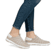 Beige Rieker Damen Slipper 42450-62 mit einem Gummizug sowie der Extraweite H. Schuh am Fuß.