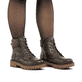 Dunkelgrüne Rieker Damen Schnürstiefel 92920-54 mit einem Reißverschluss. Schuh am Fuß.
