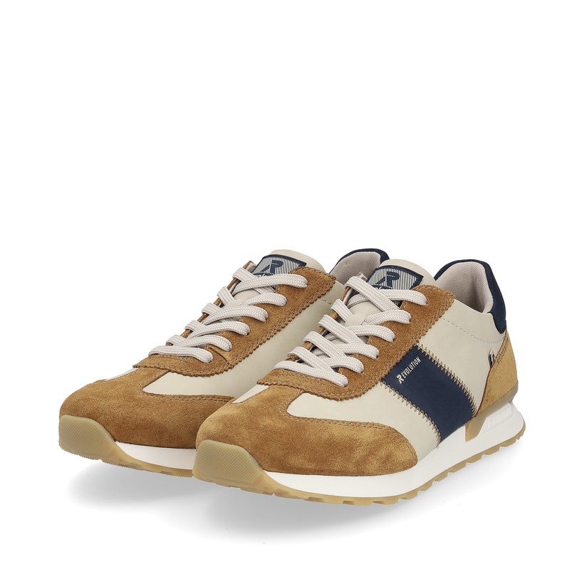 Beige Rieker Herren Sneaker Low U0306-60 mit griffiger und leichter Sohle. Schuhpaar seitlich schräg.