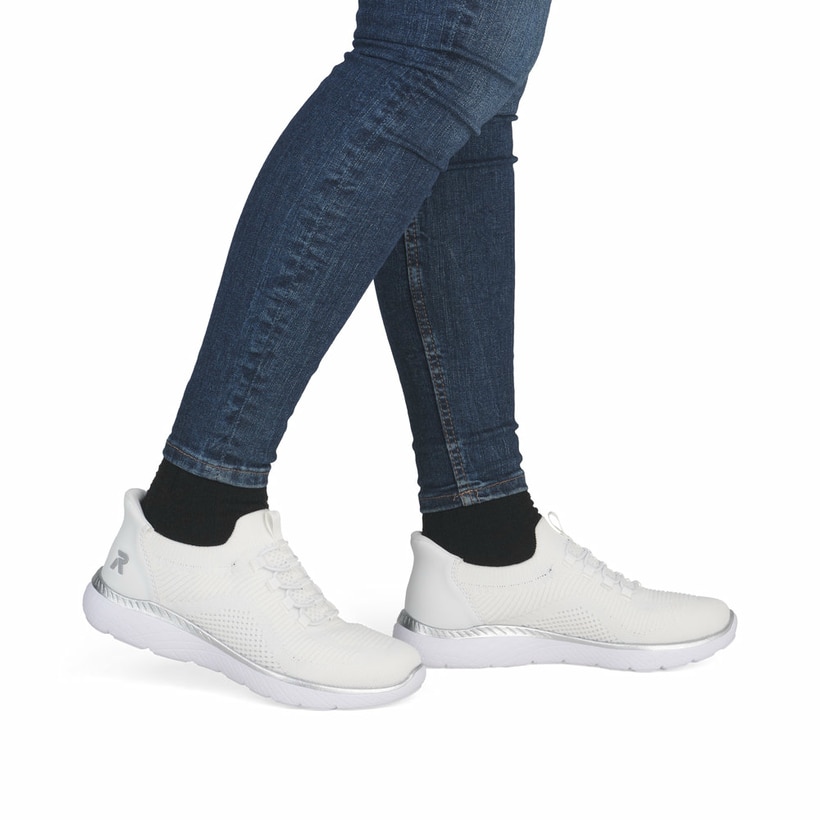 Weißsilberne Rieker Damen Sneaker Low M5066-80 mit praktischer easy in Funktion. Schuh am Fuß.