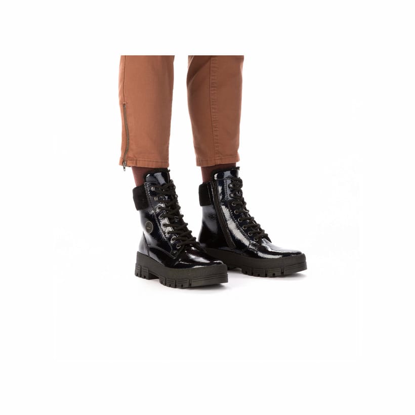 Blaue Rieker Damen Biker Boots Y0220-14 mit Reißverschluss sowie Extraweite H. Schuh am Fuß.