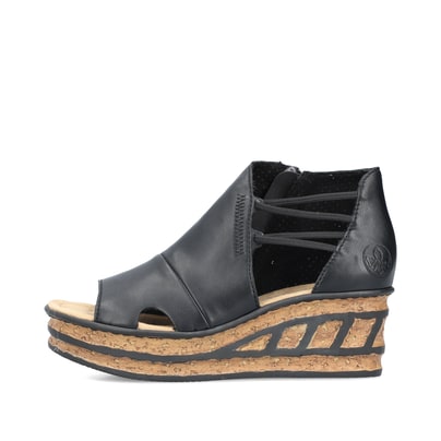Schwarze Rieker Keilsandaletten 68197-00 mit einem Gummizug sowie leichter Sohle. Schuh Außenseite.