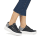 Schwarze Rieker Damen Sneaker Low W0502-02 mit einer ultra leichten Sohle. Schuh am Fuß.