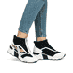 Schwarze Rieker Damen Sneaker High N6360-00 mit einem Reißverschluss. Schuh am Fuß.