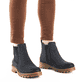 Atlantikblaue Rieker Damen Chelsea Boots 73250-14 mit einem Reißverschluss. Schuh am Fuß.