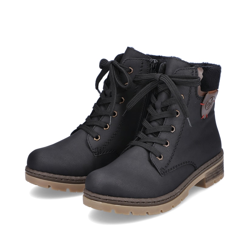 Graphitschwarze Rieker Damen Schnürstiefel Y7418-00 mit einer robusten Profilsohle. Schuhpaar schräg.