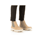Beige Rieker Damen Chelsea Boots Z7465-60 mit einer flexiblen und ultra leichten Sohle. Schuh am Fuß