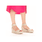 Beige vegane Rieker Keilsandaletten 68093-60 mit trendigen Schnalle. Schuh am Fuß.