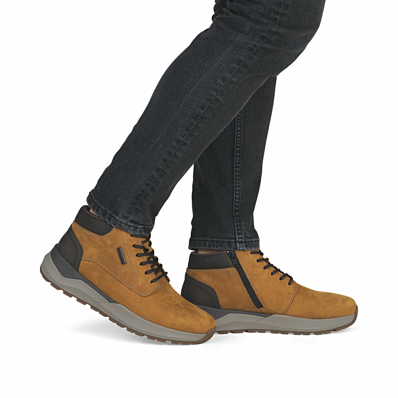 Bottes à lacets Rieker jaunes pour homme 06001-68 en cuir suédé. Chaussure au pied.