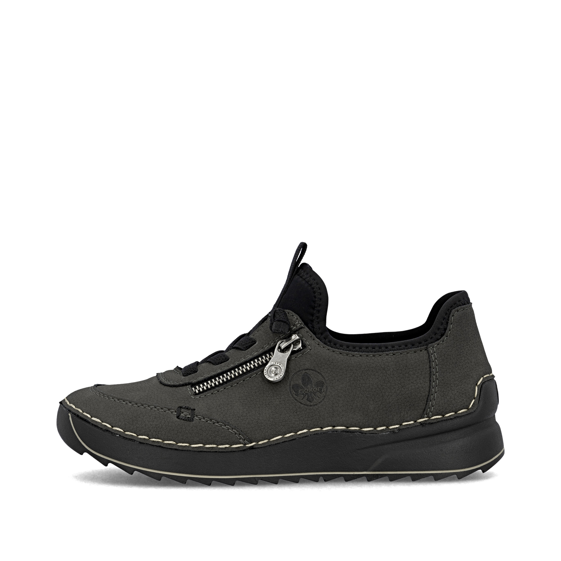 Mocassins Rieker gris pour femme 51568-45 avec logo brodé sur le côté. Côté extérieur de la chaussure.