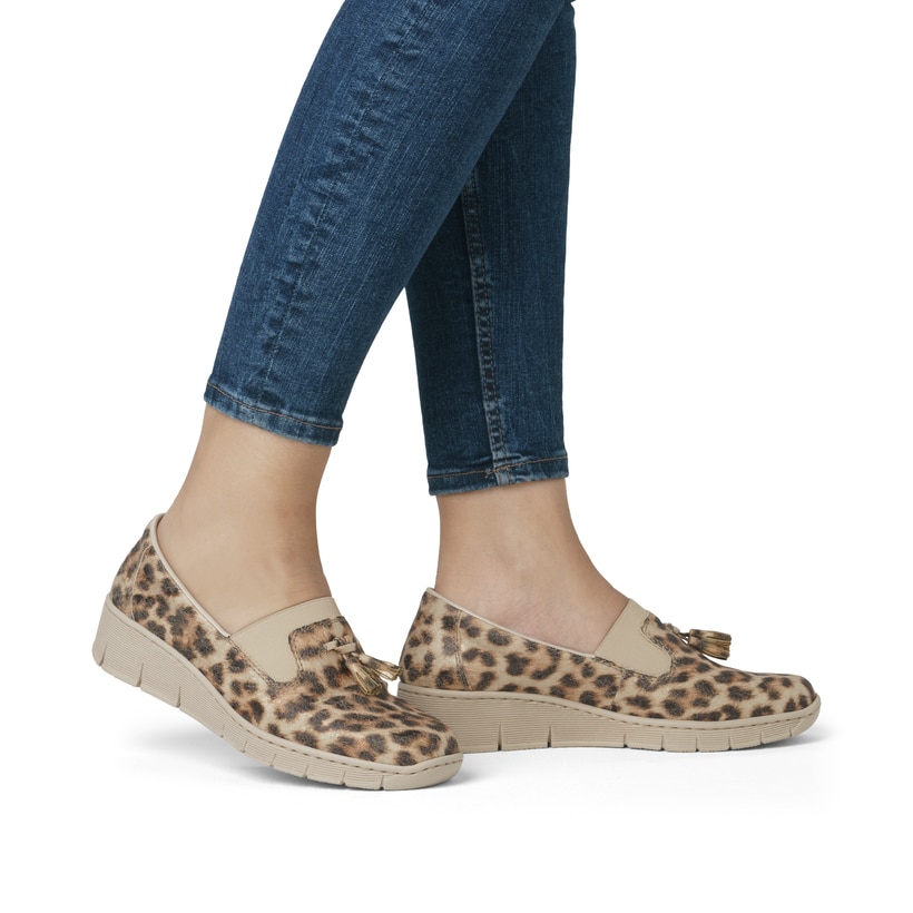 Beige Rieker Damen Loafer 53751-20 mit einem Gummizug sowie schmaler Passform E. Schuh am Fuß.