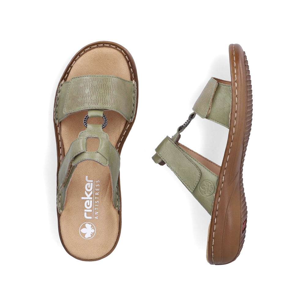 Grüne Rieker Damen Pantoletten 60885-54 mit einem Klettverschluss. Schuh von oben, liegend.