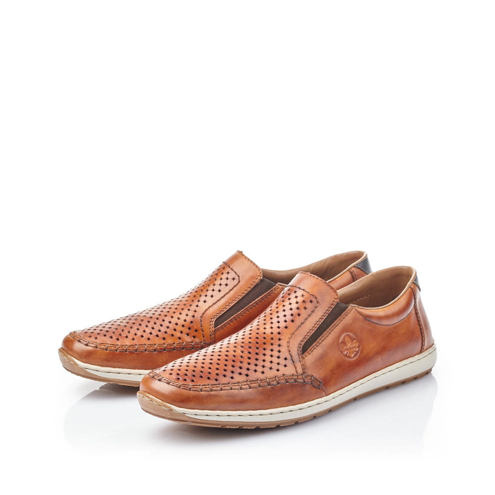 Braune Rieker Herren Slipper 08868-24 mit einem Elastikeinsatz sowie Löcheroptik. Schuhpaar seitlich schräg.