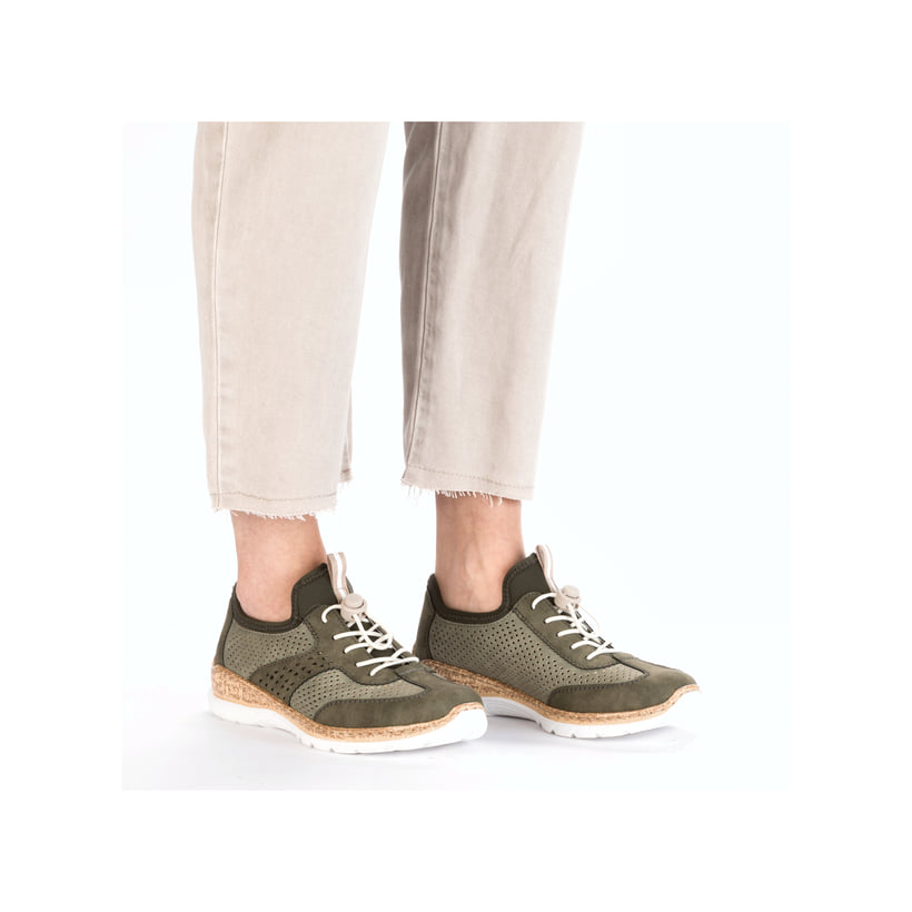 Grüne Rieker Damen Slipper N4245-54 mit einem Gummizug. Schuh am Fuß.