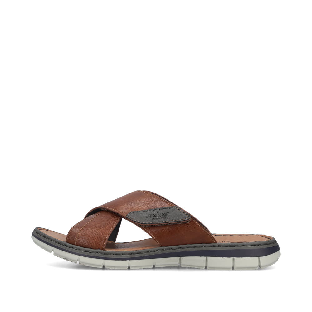 Braune Rieker Herren Pantoletten 25151-24 aus Glattleder mit Klettverschluss. Schuh Außenseite.