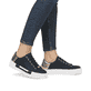 Schwarze Rieker Damen Sneaker Low N4931-00 mit einer Schnürung. Schuh am Fuß.